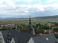 Blick vom Bergfried des Hausmannsturms ber das Hotel Residence zum Oberkirchturm