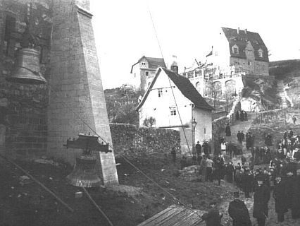 Foto von 1913, Aufzug der reparierten und neu geweihten großen Glocke